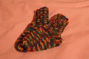 Spräckliga stickade sockor